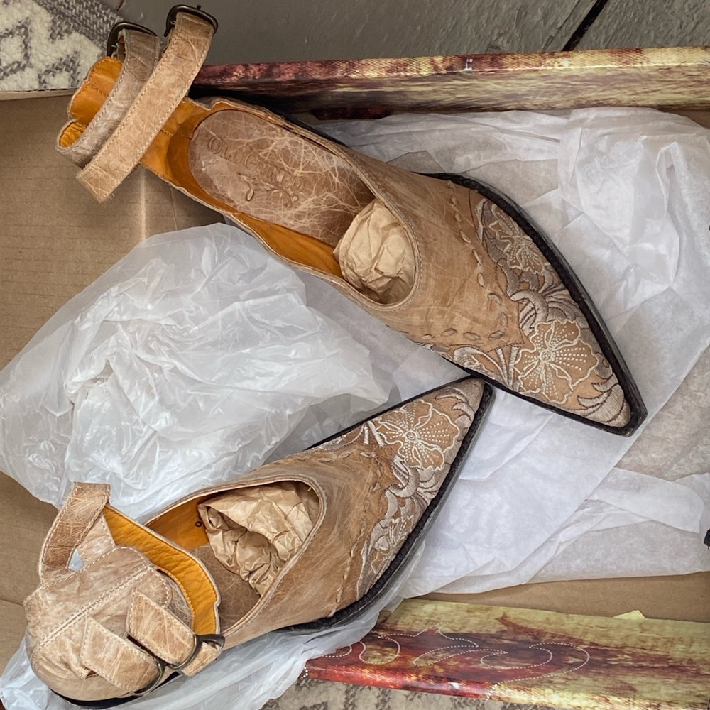 Old Gringo Size 8 Shootie/Bootie/Ankle Straps Bone Color with Bone Embroidery.